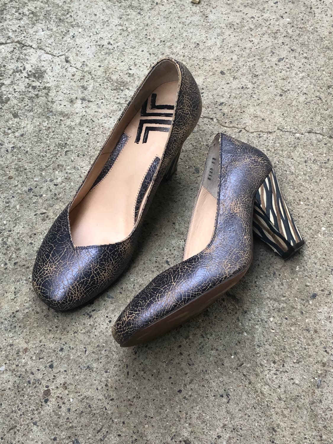 Lanvin crackle leather round heel pumps 상품이미지1