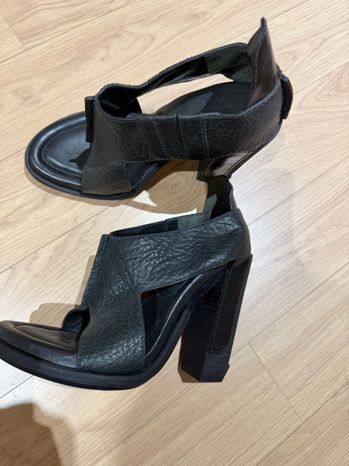 알렉산더왕 가죽 x스트랩 샌들 상품이미지4