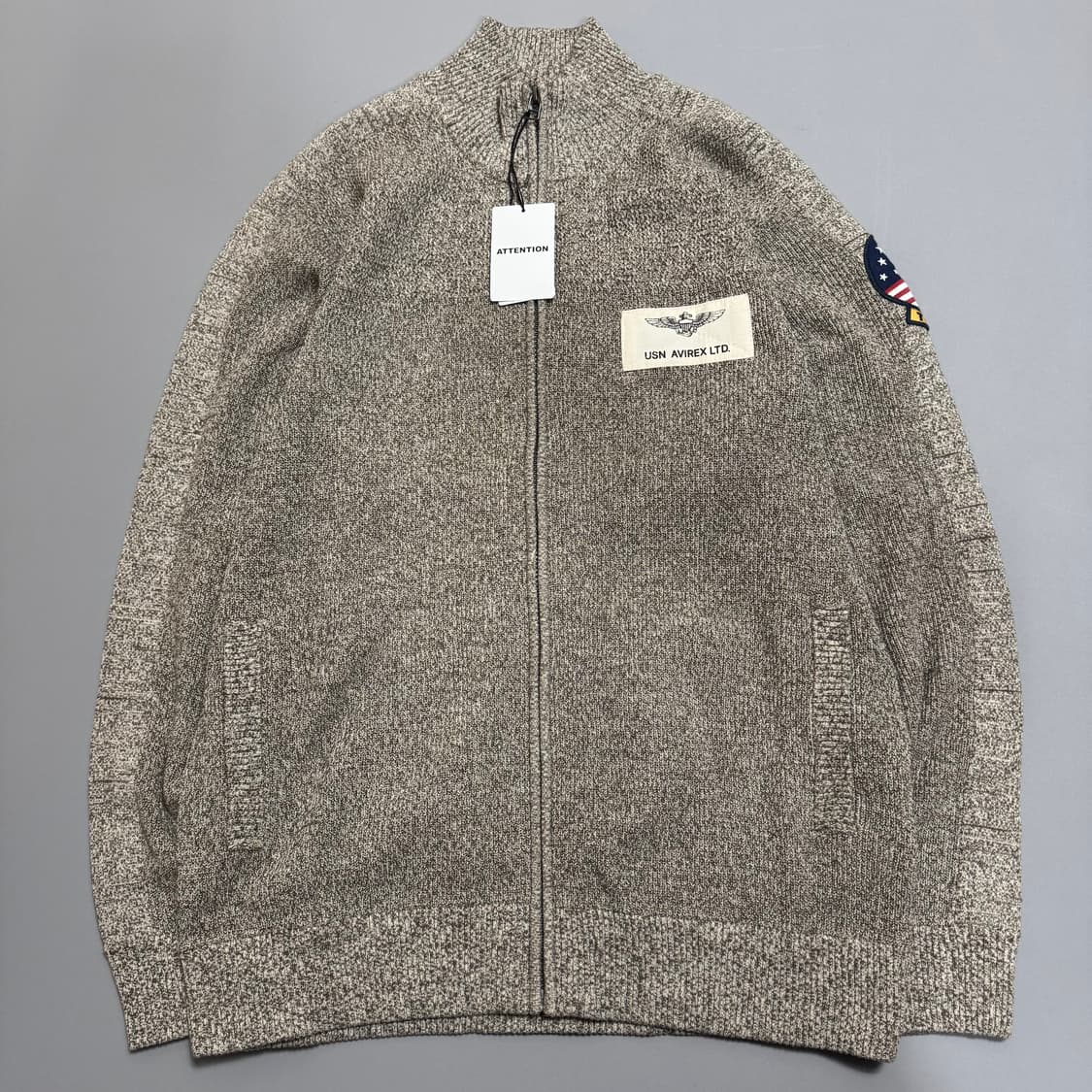 아비렉스(AVIREX) 베이지컬러 양면 패치 로고 하이넥 더블 집업 니트 상품이미지6