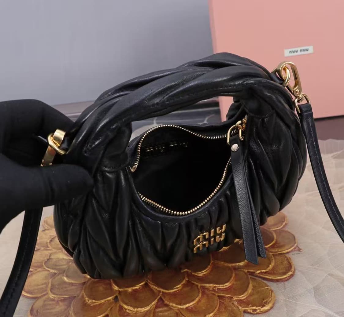 미우 미우 완더 마테라쎄 나파 가죽 호보 미니백 블랙 상품이미지3