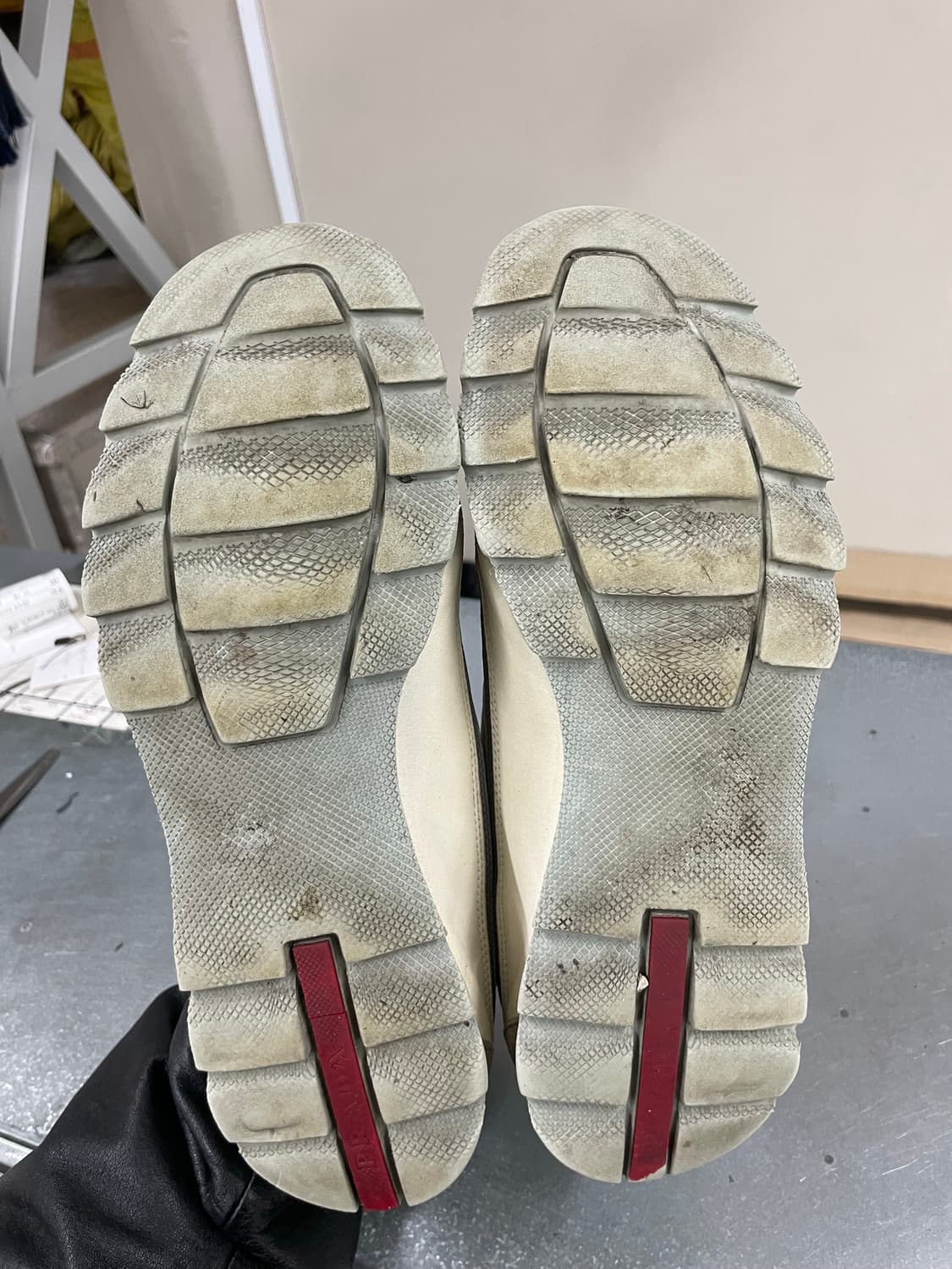 프라다 화이트 스니커즈 8 상품이미지6