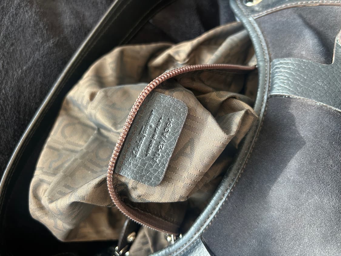 거의새상품🩶!!)) 페라가모 블랙 스웨이드 호보백 상품이미지8