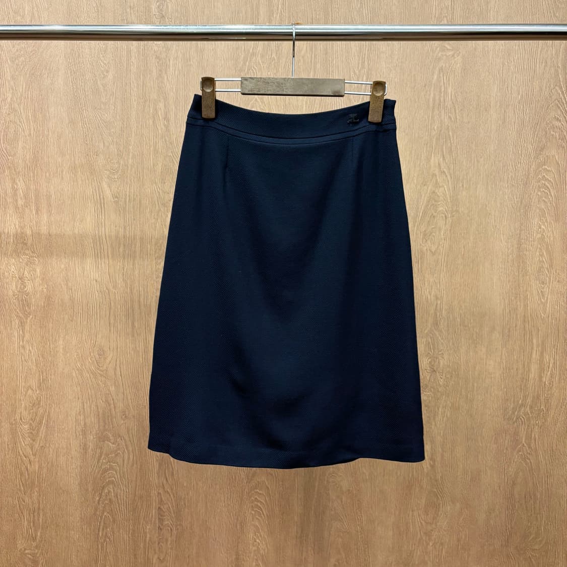 꾸레쥬 펜슬 스커트 허리 라인 시그니처 로고 자수 포인트 디테일 네이비 상품이미지2