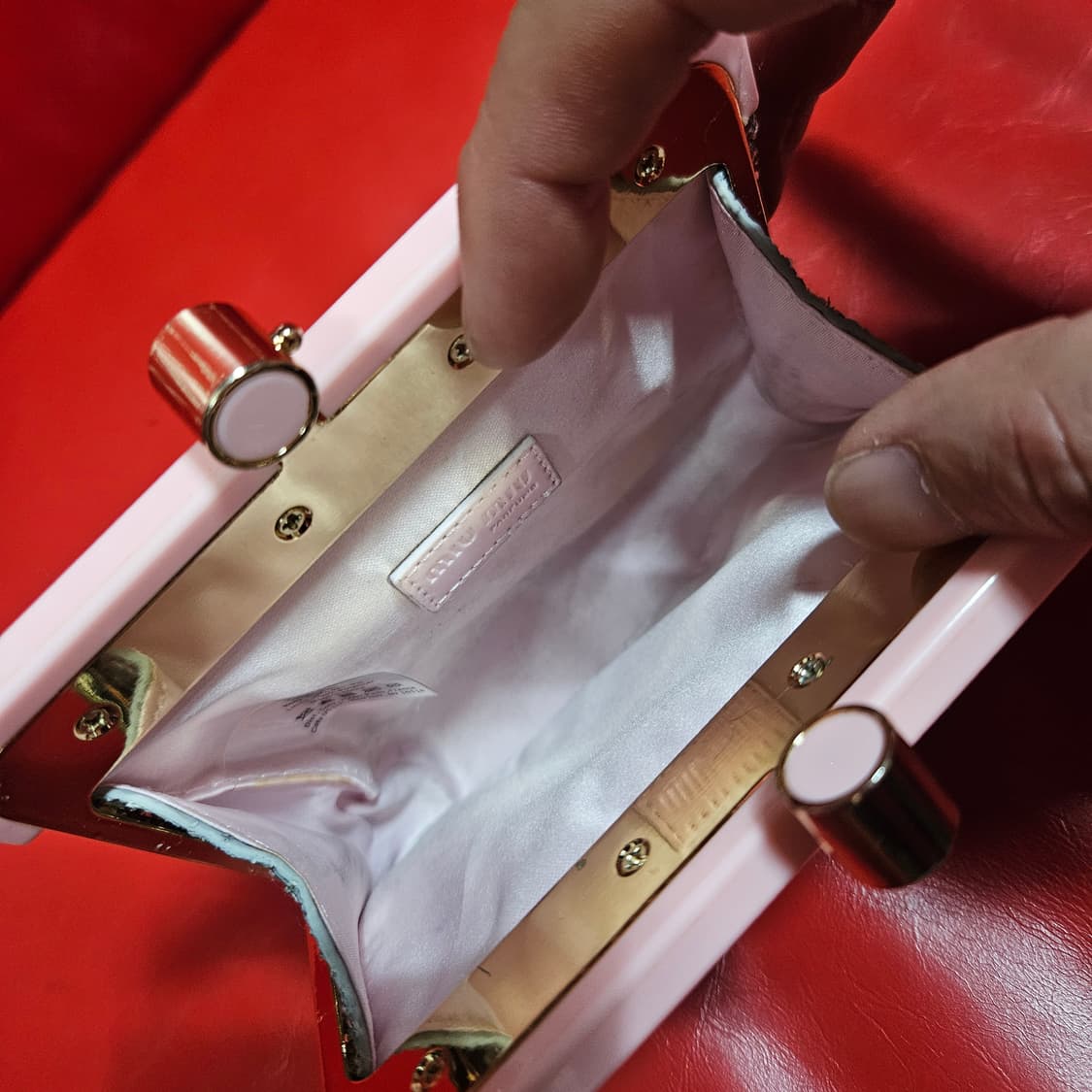 미우미우(MiuMiu) 글리터 키스락 파우치 지갑 상품이미지9