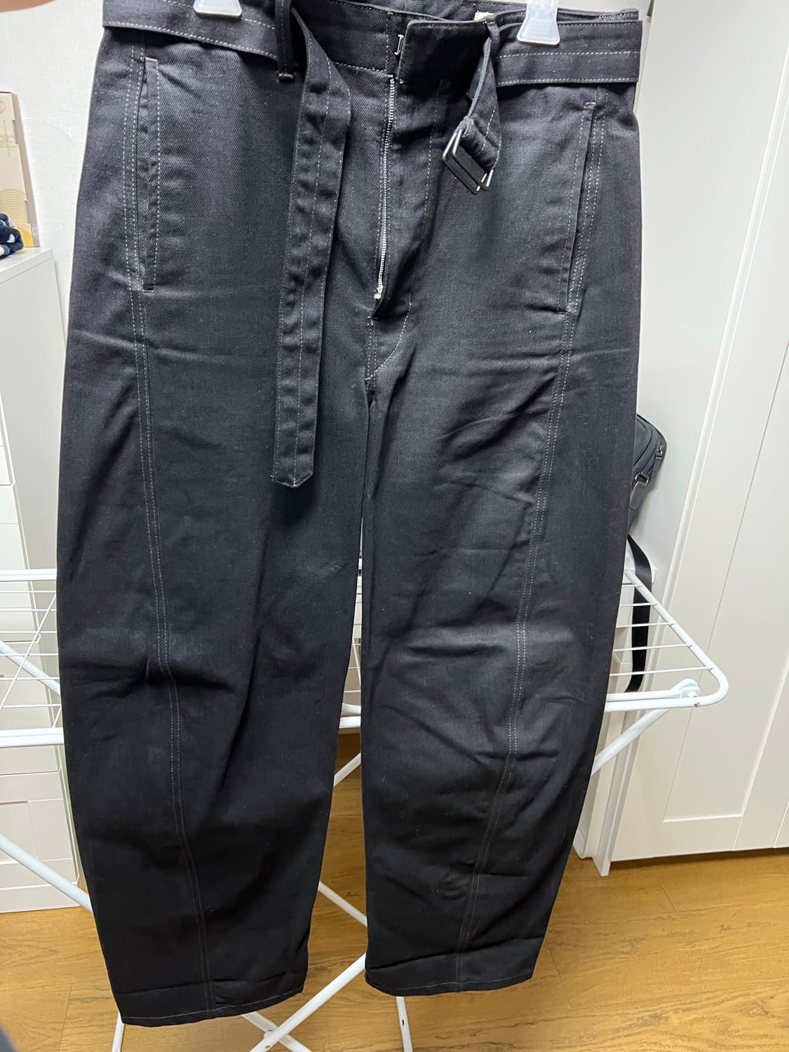 르메르 트위스티드 벨티드 팬츠 블랙 상품이미지1