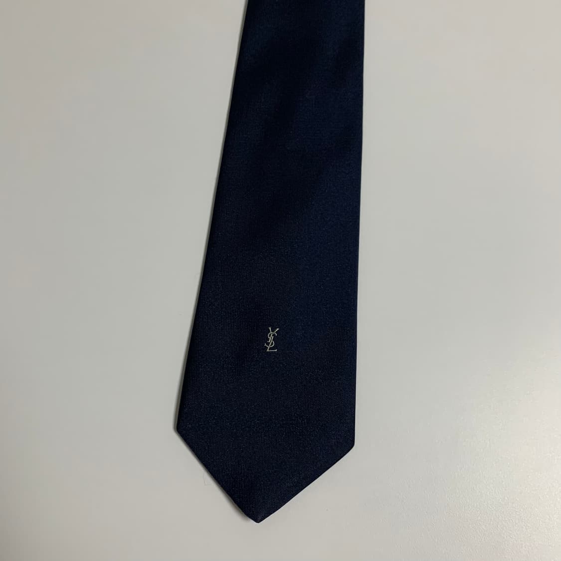 입생로랑(YSL) 심플로고 다크네이비 단색 명품넥타이 100폴리 8cm 상품이미지9