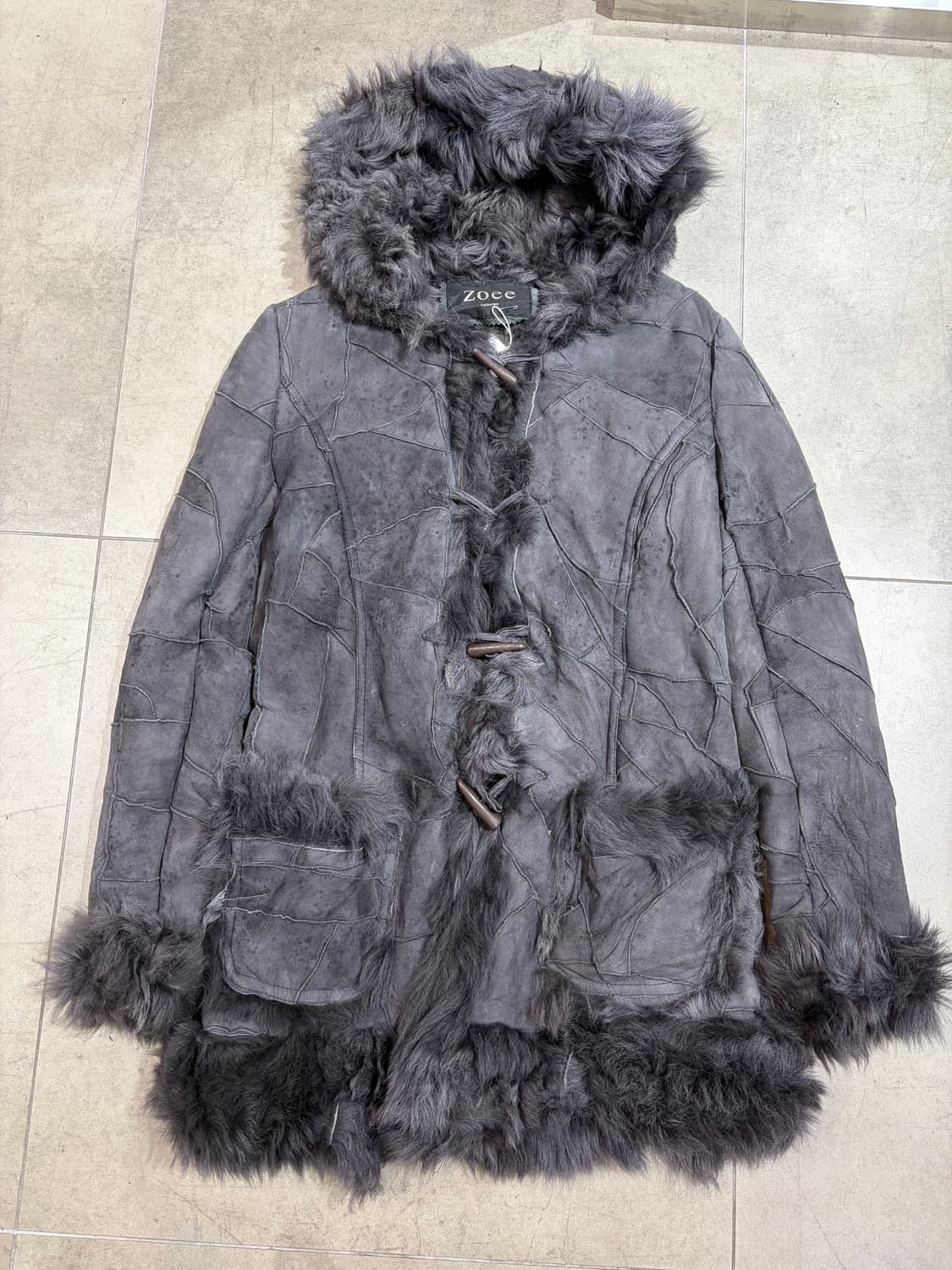 Zoee 갸루 차콜 퍼 무스탕 떡볶이 코트 상품이미지1