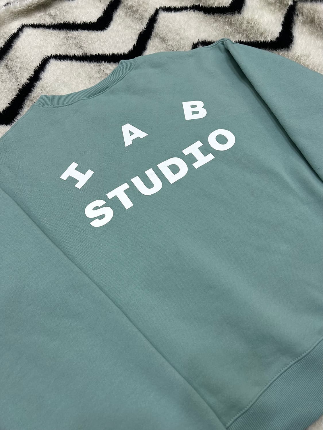 [S]아이앱스튜디오 맨투맨/애쉬그린/기모 상품이미지1