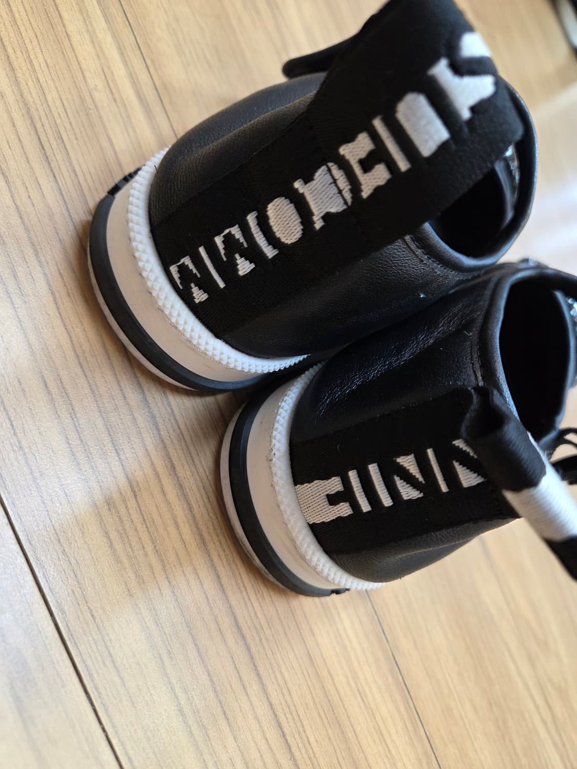 슈콤마보니 블랙 색상 여성구두 235mm입니다. 앞쪽에 큐빅 장식이 달 상품이미지4