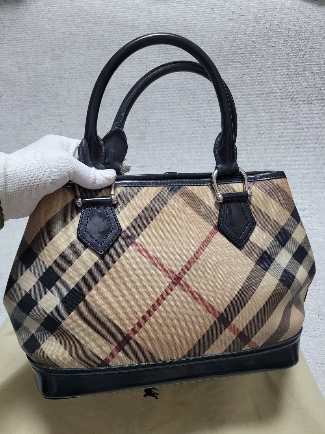 버버리 노바 체크 트리밍 토트백 팝니다. 상품이미지1