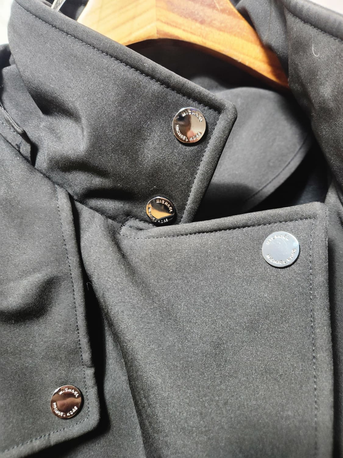 마이클코어스후드 벨트 블랙 트렌치 코트 상품이미지9