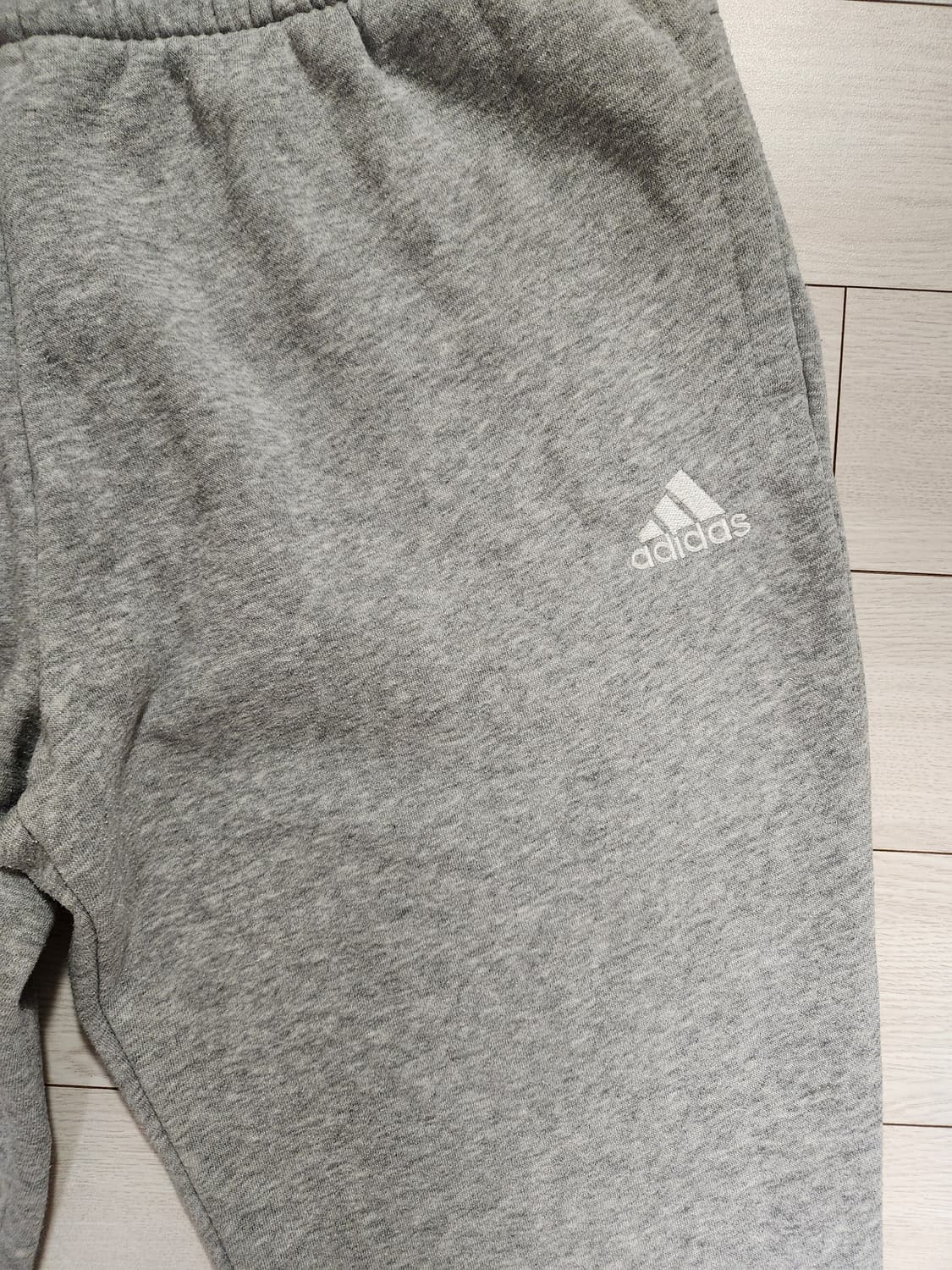 아디다스 기모 에센셜 조거 트레이닝 팬츠입니다. 사이즈는 XL이고, 평소 상품이미지3