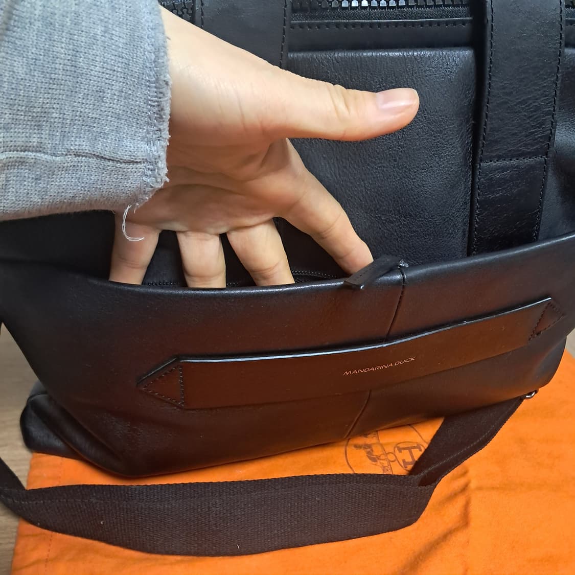 만다리나덕 블랙 가죽 서류 가방 브리프케이스(남녀공용 가능) 상품이미지4