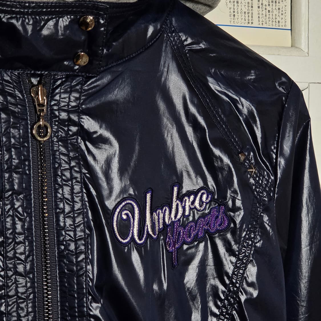 엄브로 네이비 유광 바람막이 자켓 상품이미지3