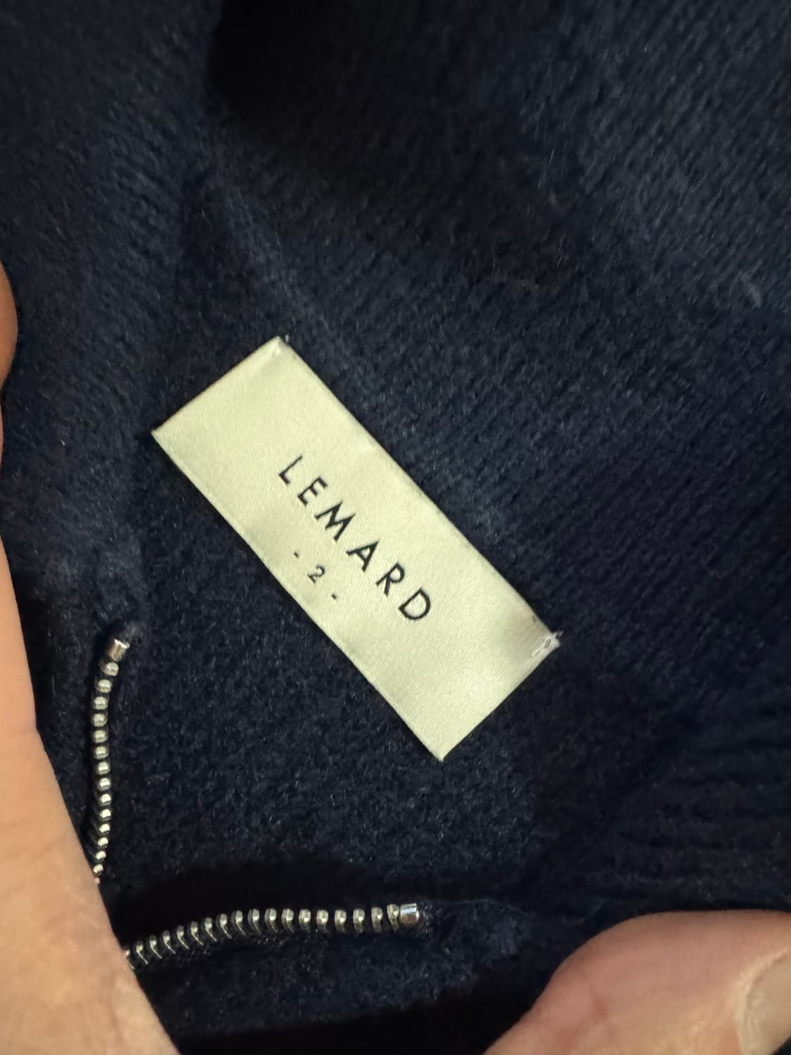 르마드 LEMARD 미니멀 비스코스 반집업 니트 네이 상품이미지3