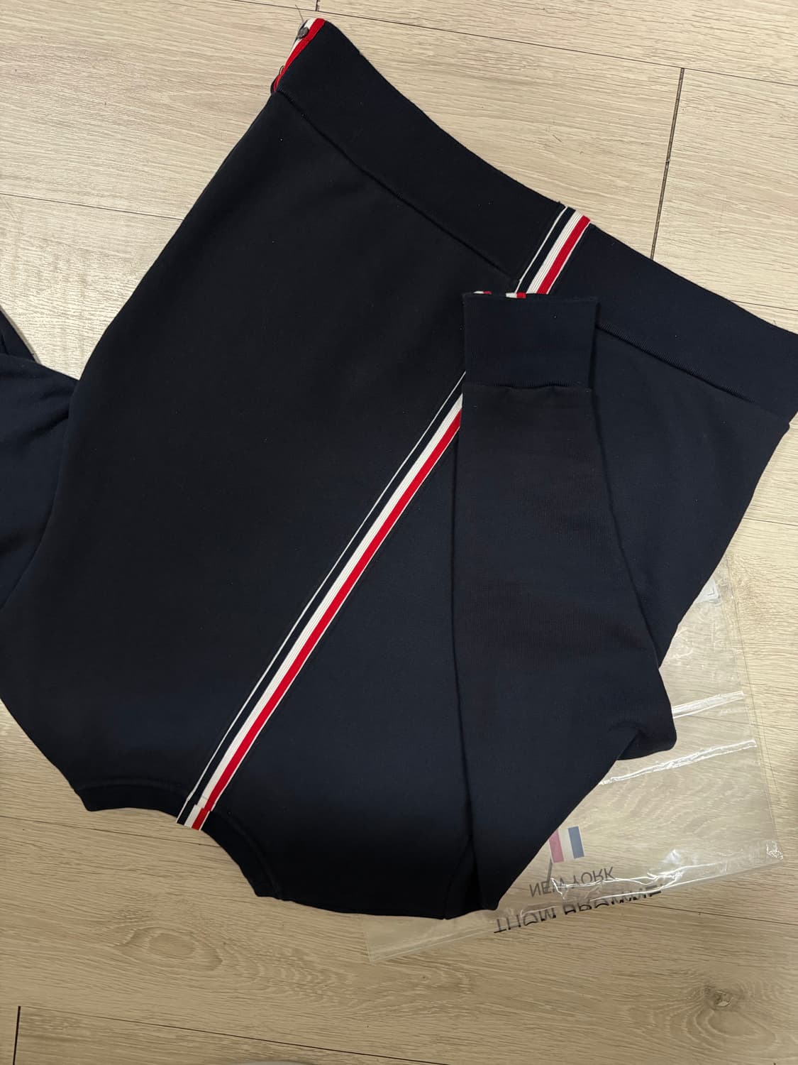 백화점판 톰브라운 백삼선 맨투맨 4사이즈 새상품급 풀구성 급처 상품이미지6