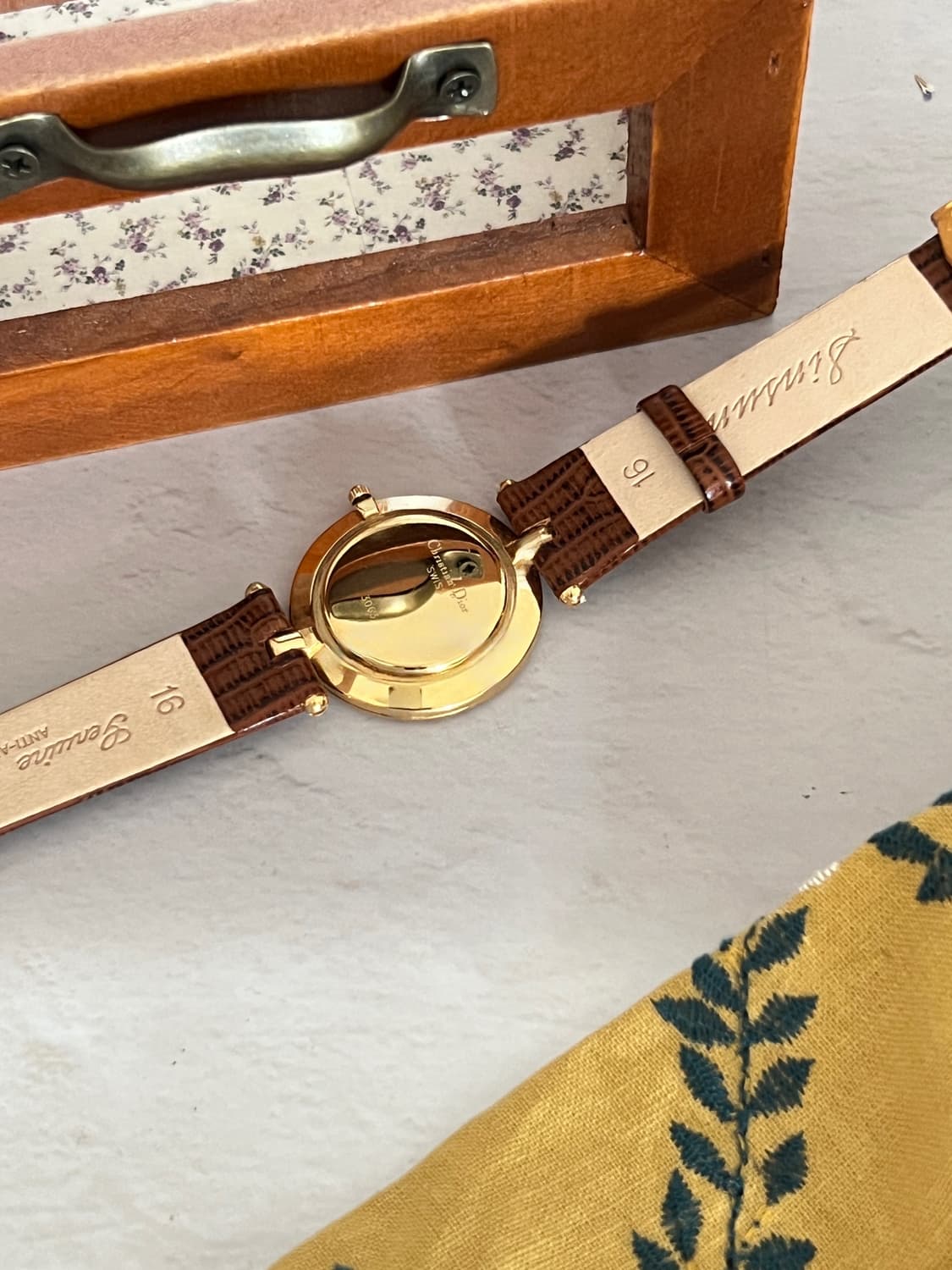디올  골드 베젤 라운드 시계 / 정품감정 .케어 상품이미지4