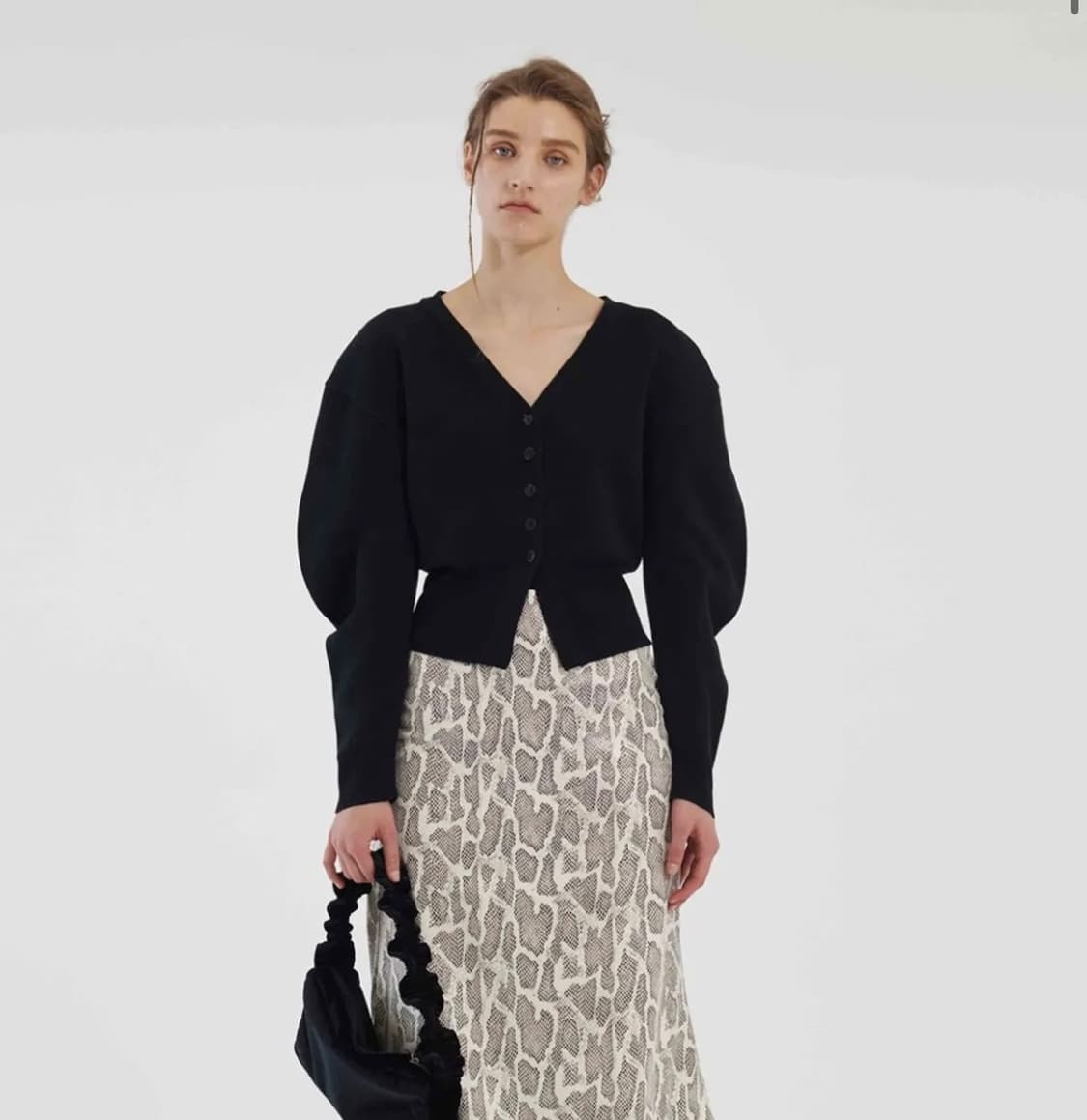 다이애그널 라운드 실루엣 가디건 블랙 상품이미지4