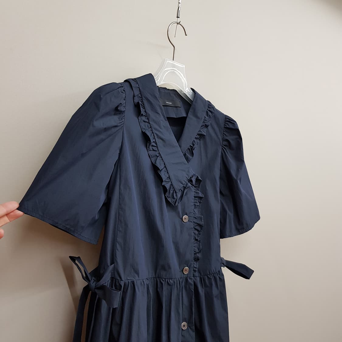 비이커 BEAKER 2022 프릴 브이넥 버튼 디테일  원피스 0사이즈 상품이미지3