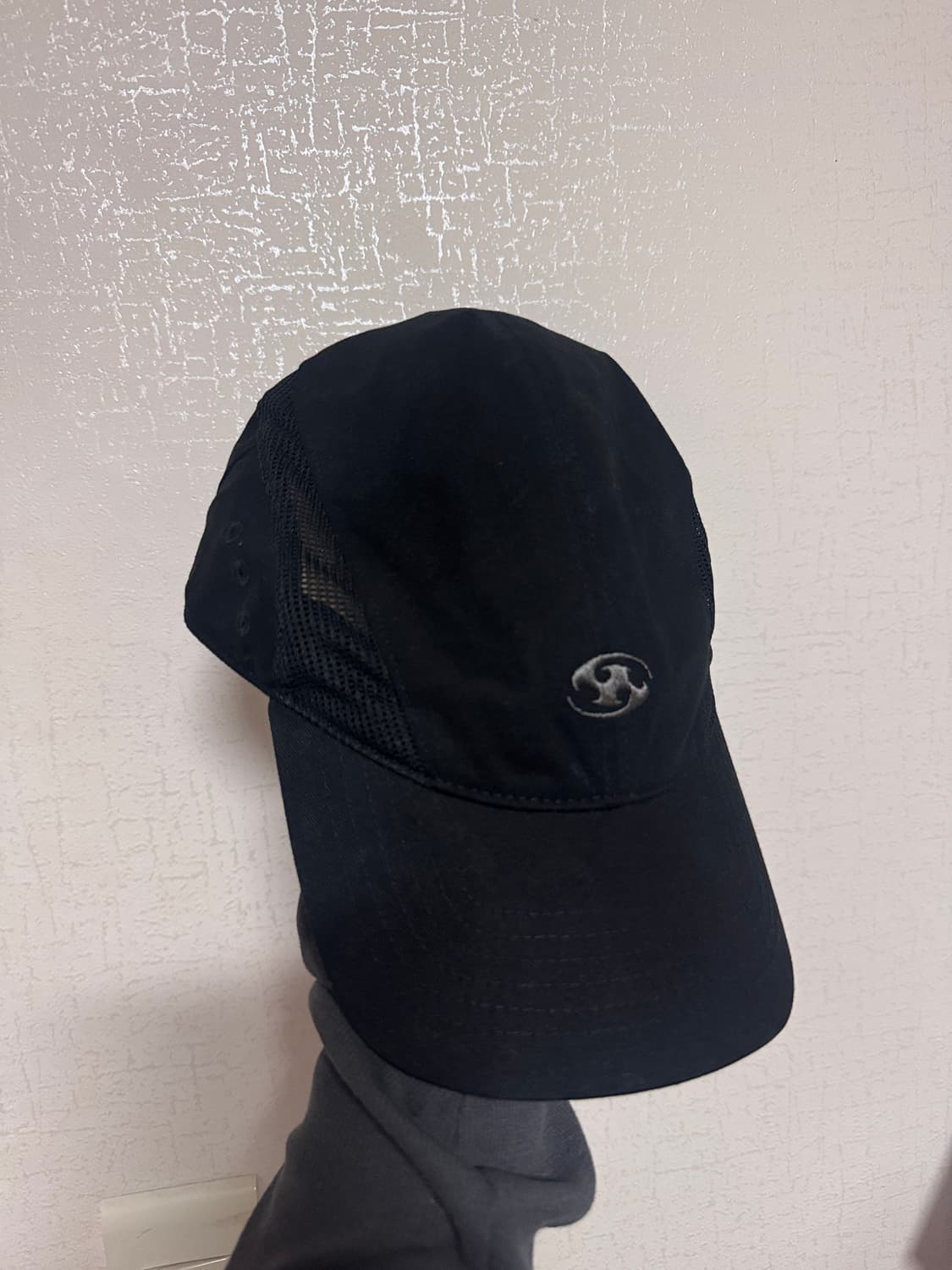 산산기어 커브드 패널 캡 블랙 24ss 상품이미지2