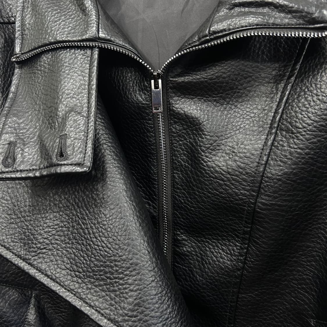 빈티지 하이넥 사선 크롭 비건 레더 봄버자켓 상품이미지4