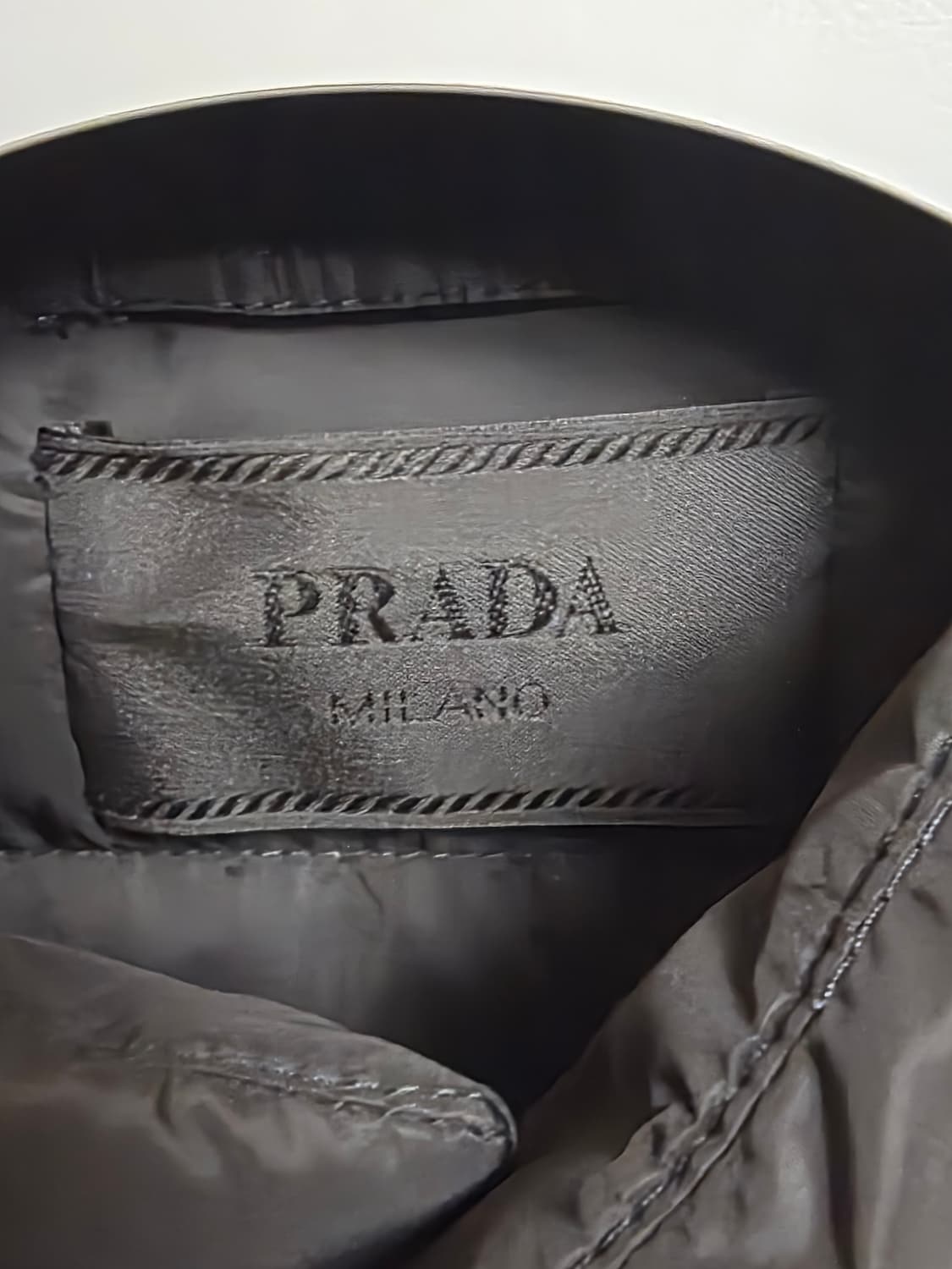 [새상품급 / 50 ] 프라다 리나일론 삼각로고 다운 숏 패딩 자켓 블랙 상품이미지3