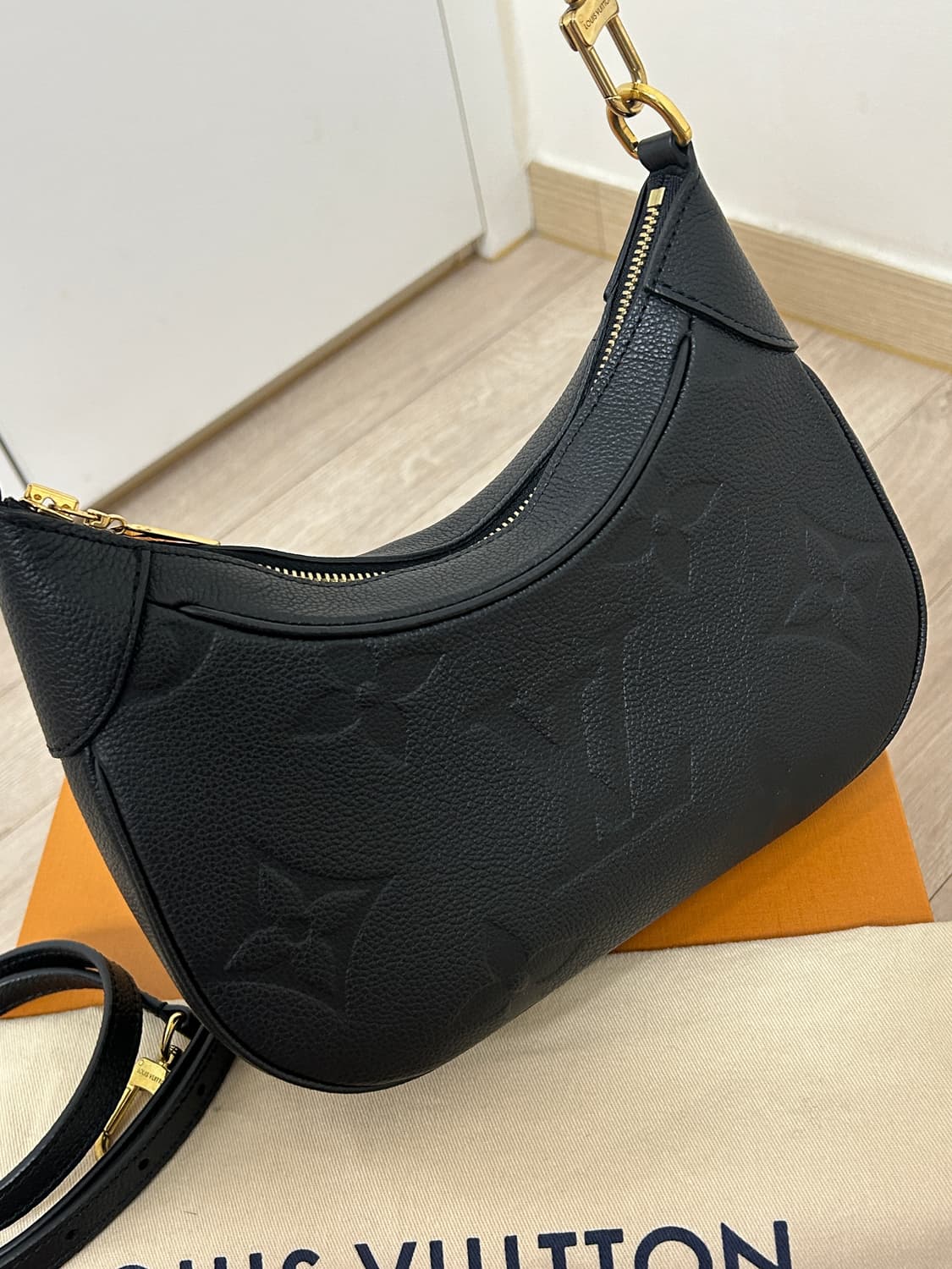 (풀구성) 루이비통 앙프렝뜨 바가텔 호보백 블랙 상품이미지8