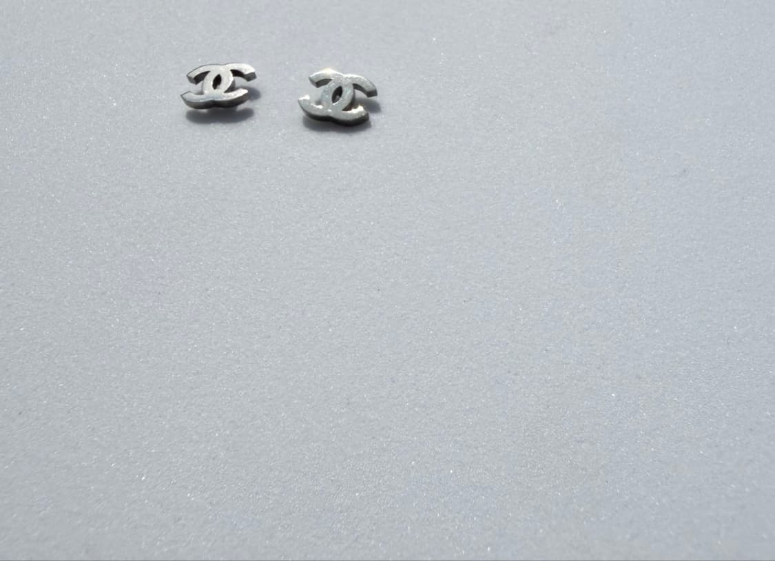 샤넬 심플 실버 이어링 상품이미지3