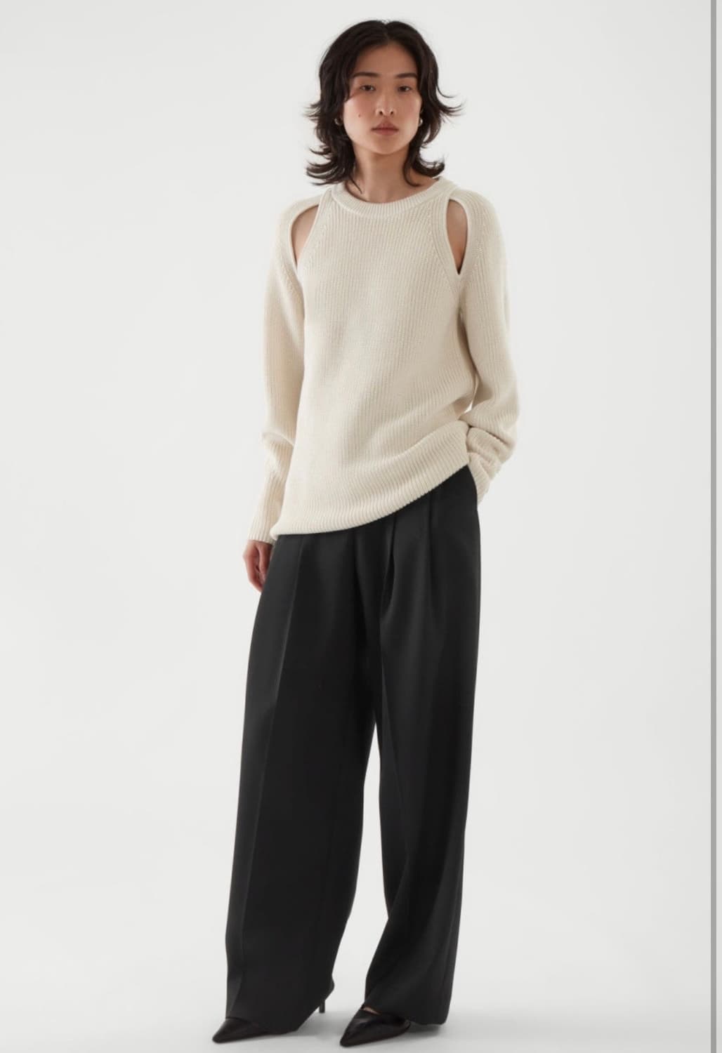 cos 컷 아웃 니트 상품이미지1