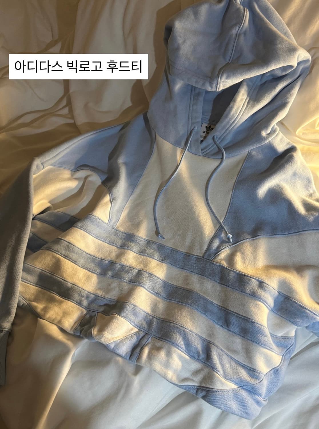 아디다스 하늘색 빅로고 크롭 후드티 상품이미지1