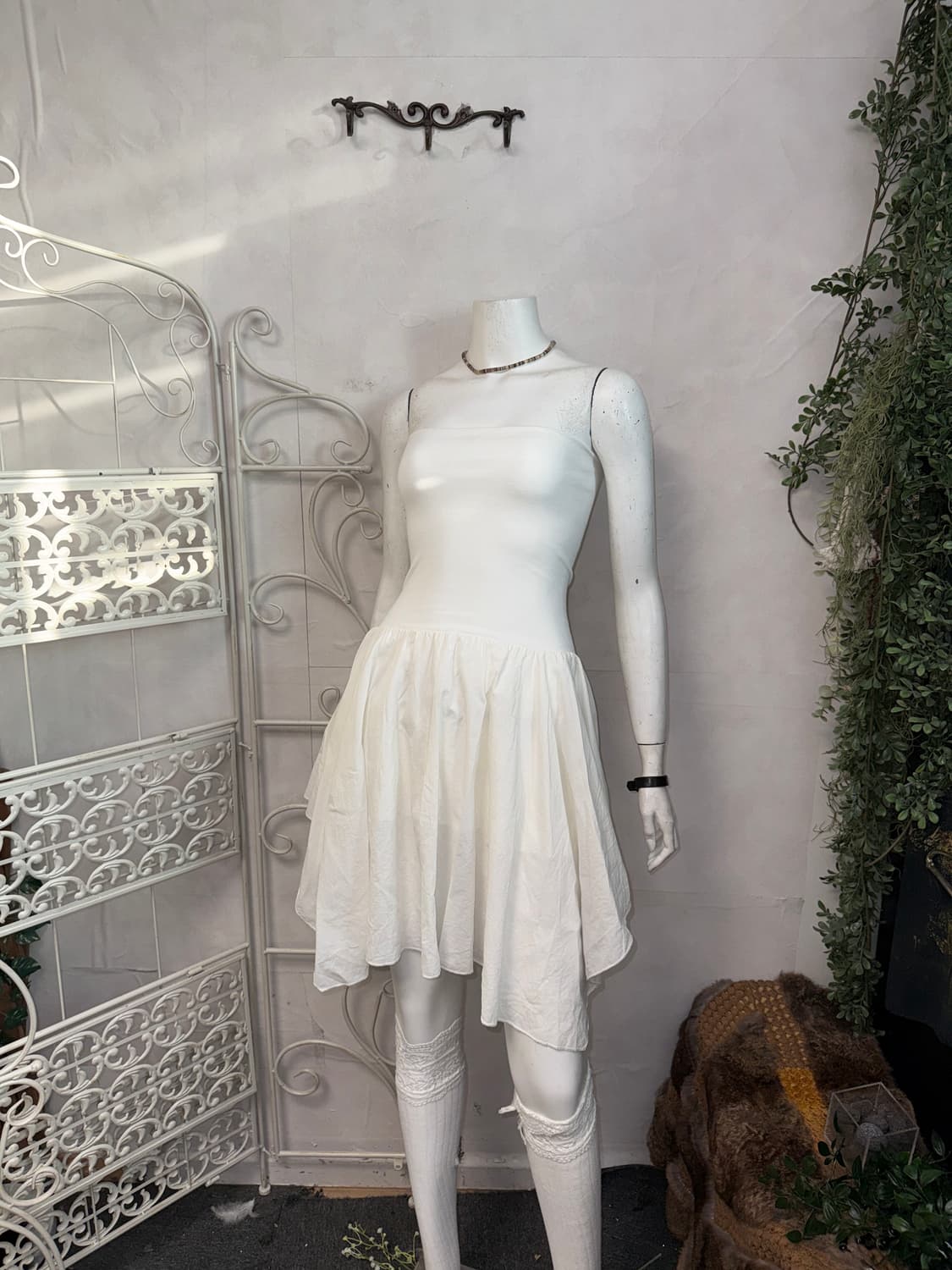 White unbalanced tube top ops 상품이미지1