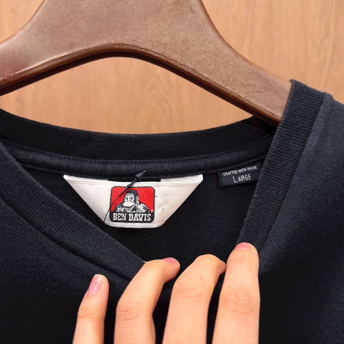 밴 데이비스 라운드넥 반팔 레드 로고 프린팅 카모 패턴 포켓 디테일 블랙 상품이미지8