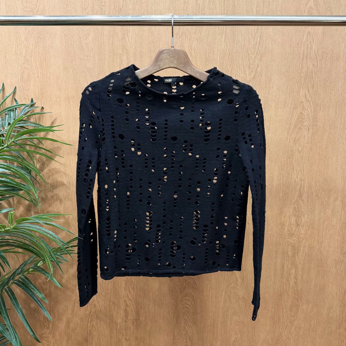 마쥬 라운드넥 긴팔 니트 디스트로이드 세로 홀 펀칭 패턴 디테일 블랙 상품이미지1