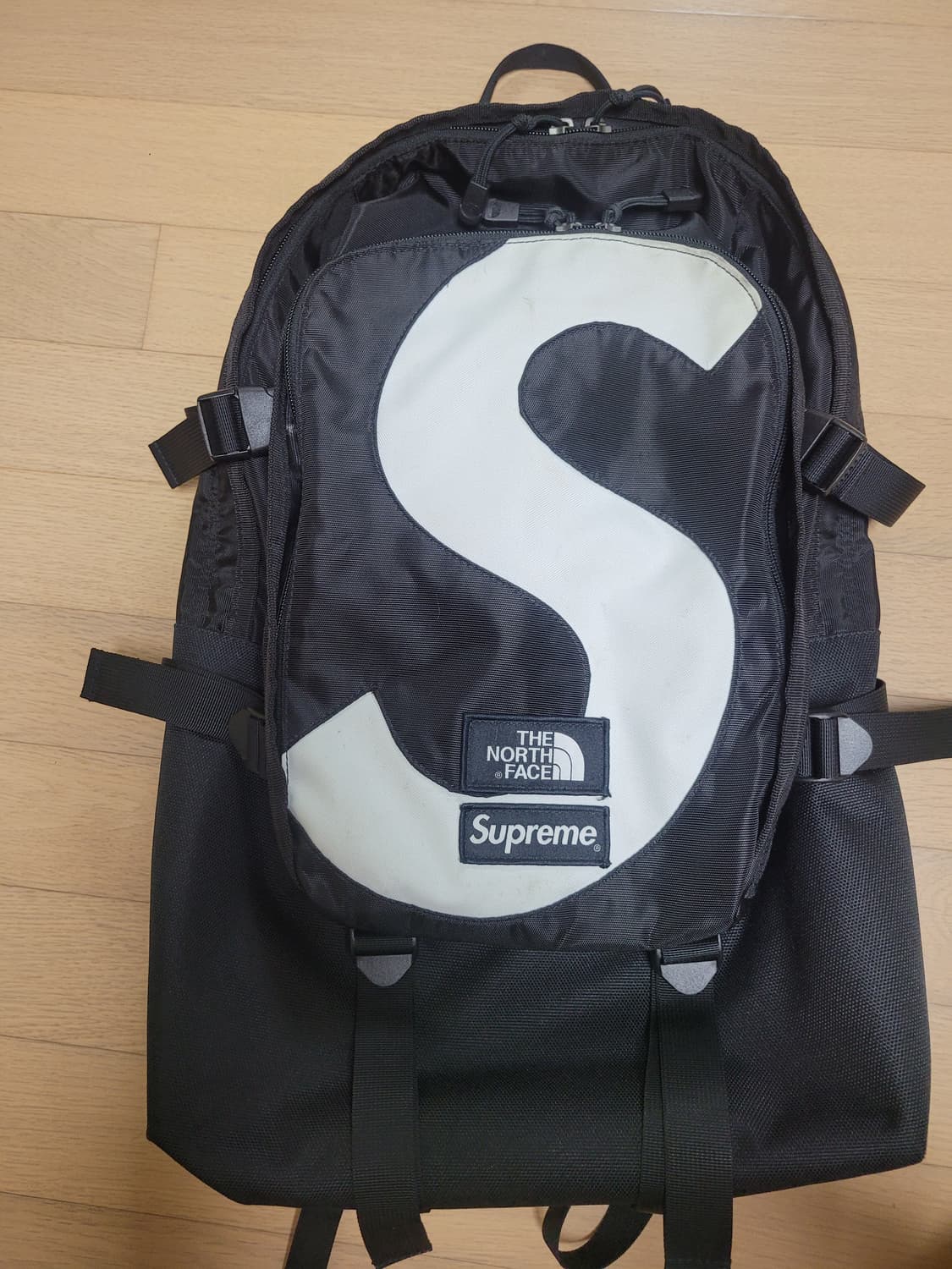 슈프림 s로고백팩 상품이미지1