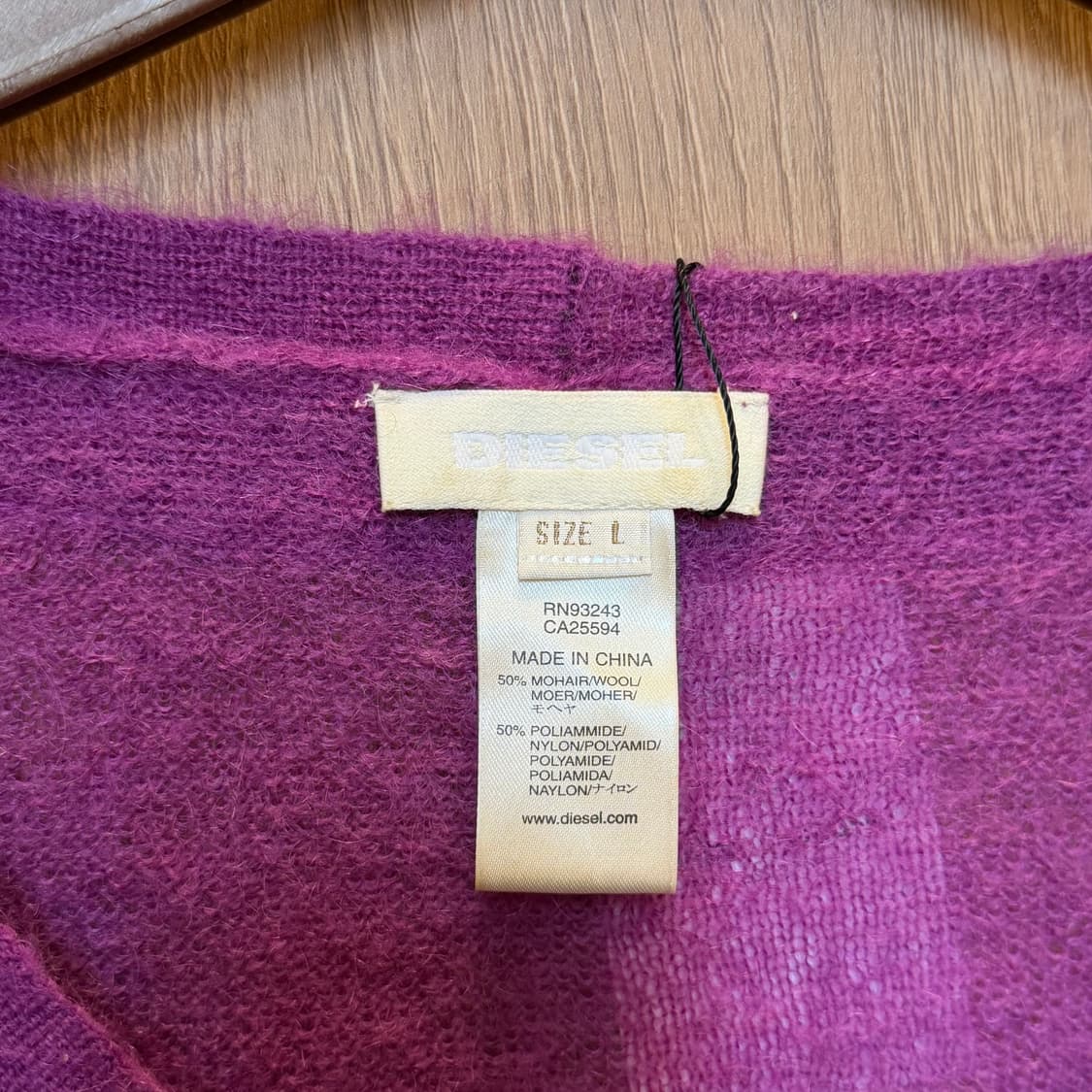 디젤 모헤어 브이넥 니트 로고 레터링 자수 디테일 슬림핏 퍼플 상품이미지9