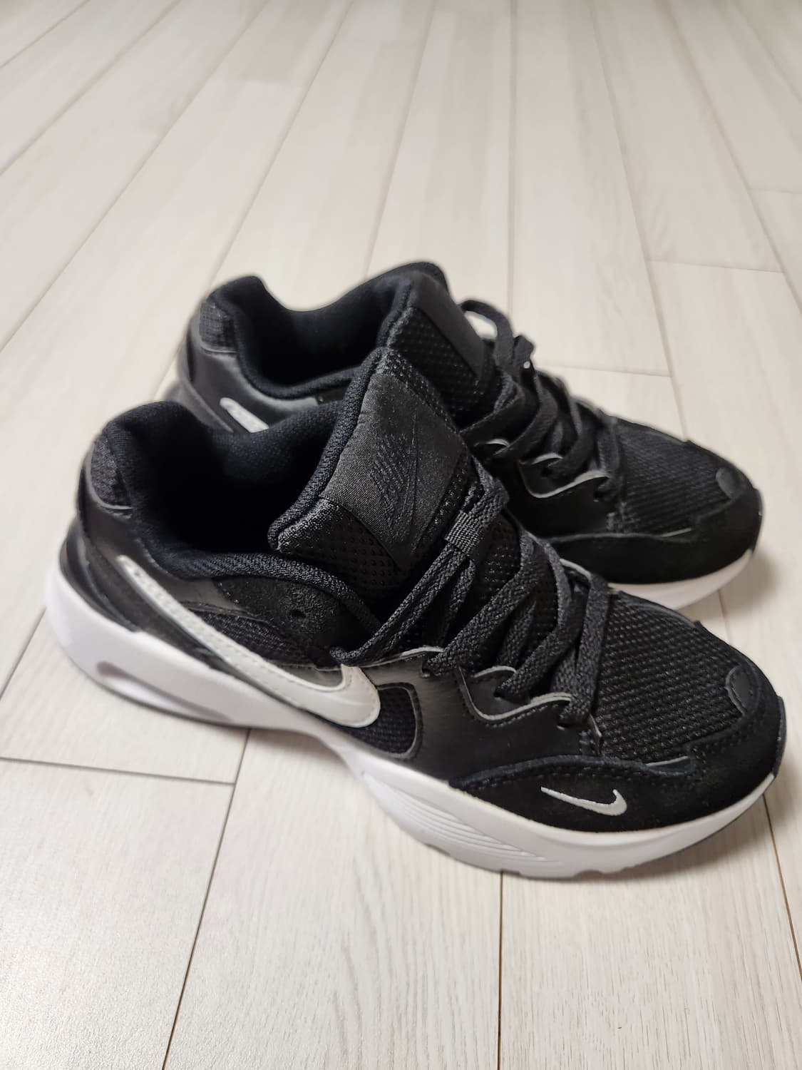 나이키 운동화 우먼스 에어맥스 퓨전 사이즈235

바닥 오염만 있고 새거 상품이미지3