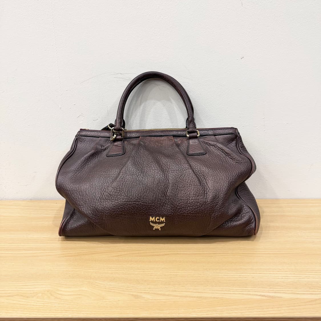 MCM 레더 토트백 골드 로고 더블 핸들 바닥 스터드 디테일 브라운 상품이미지1