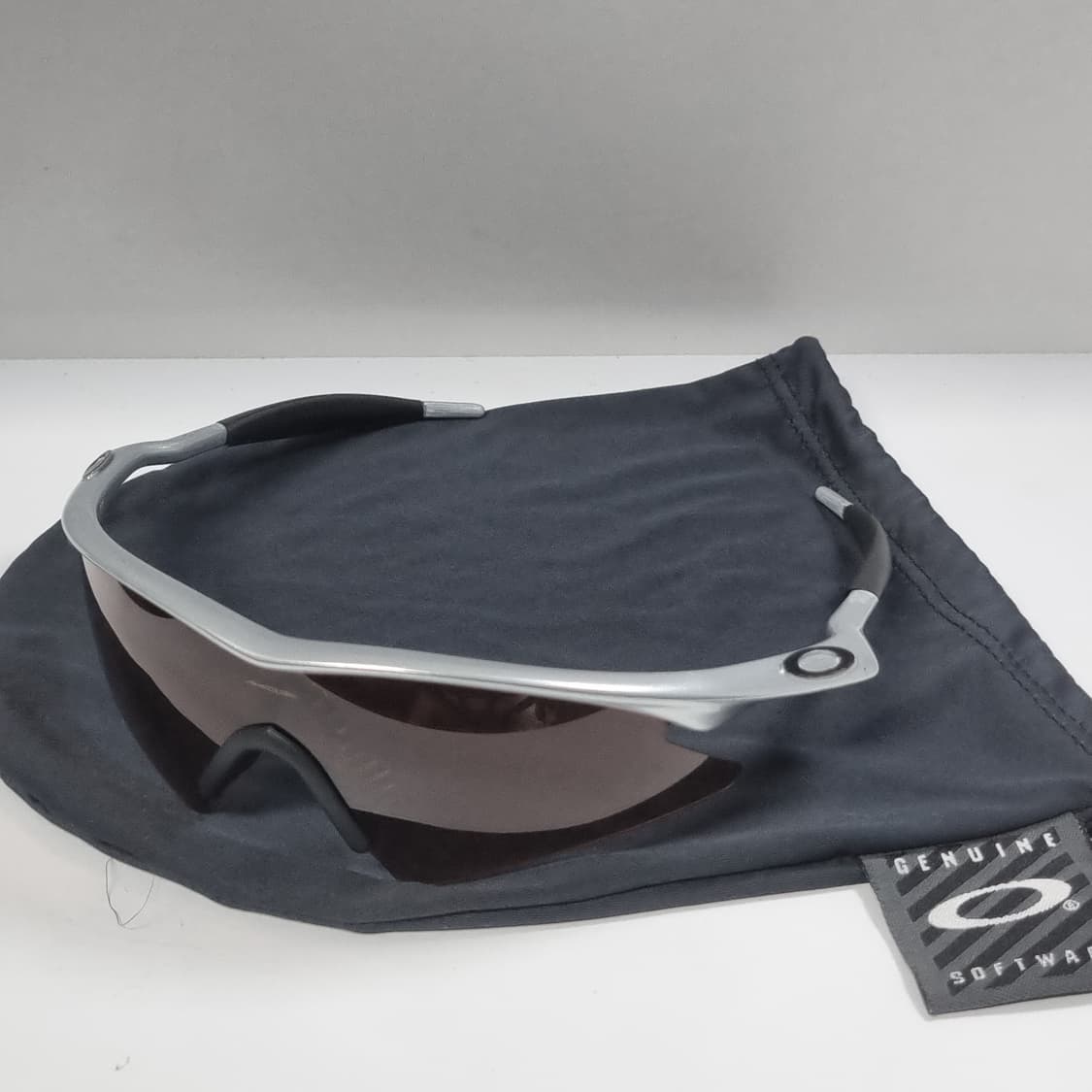 오클리 PRO 엠프레임 폴리쉬드 알루미늄 Vr28 상품이미지1