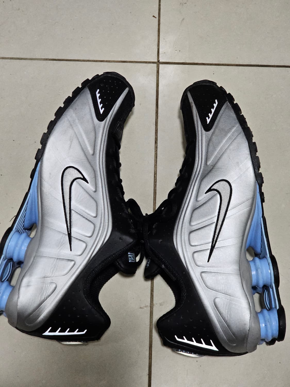 나이키 샥스 r4 메탈릭 실버:블랙:사이킥블루 상품이미지3