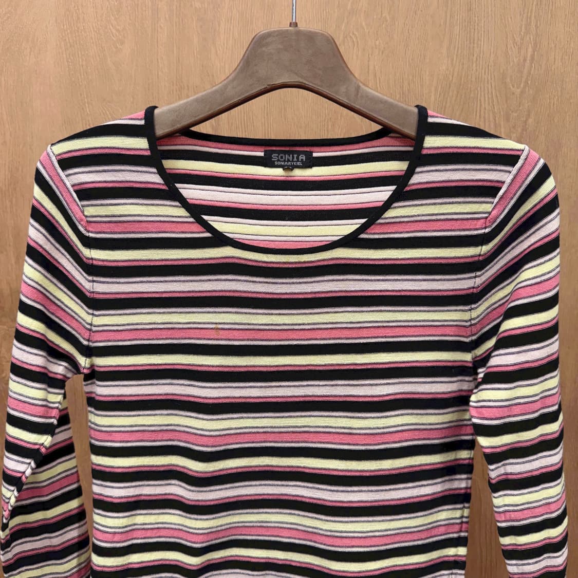 소니아 리키엘 스트라이프 패턴 긴팔 니트 프릴 밑단 디테일 블랙 배색 상품이미지4