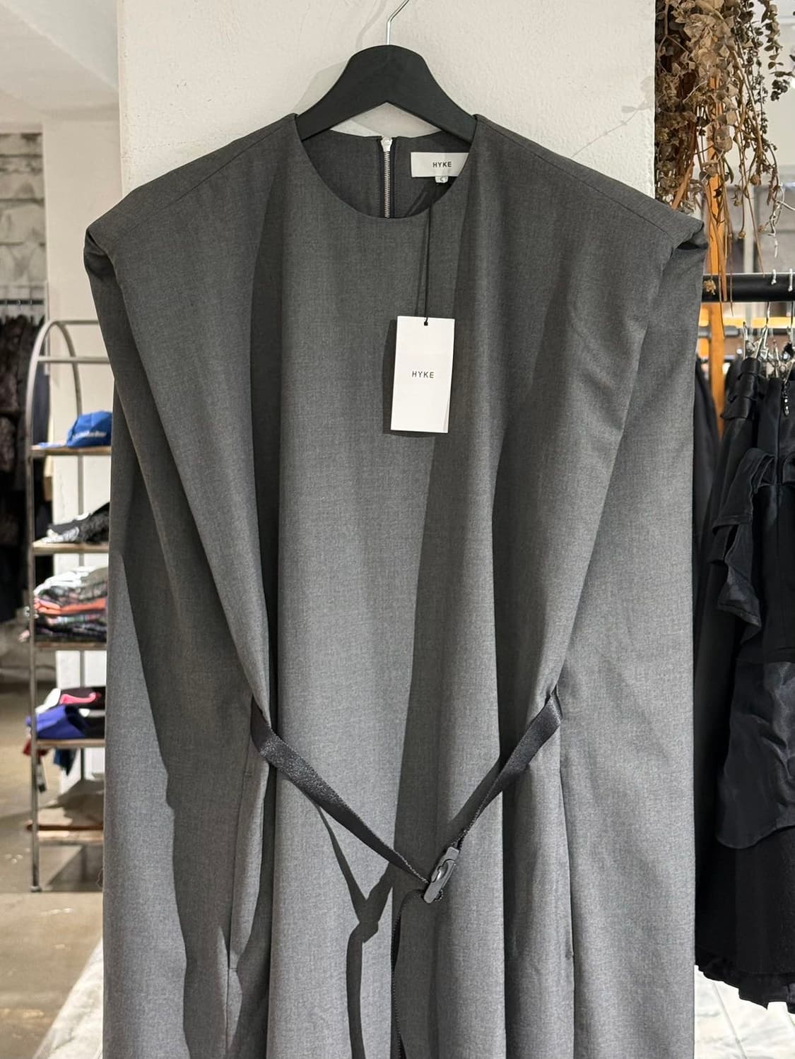 하이크 21ss 차콜 슬리브리스 버클 벨트 롱 원피스 상품이미지2