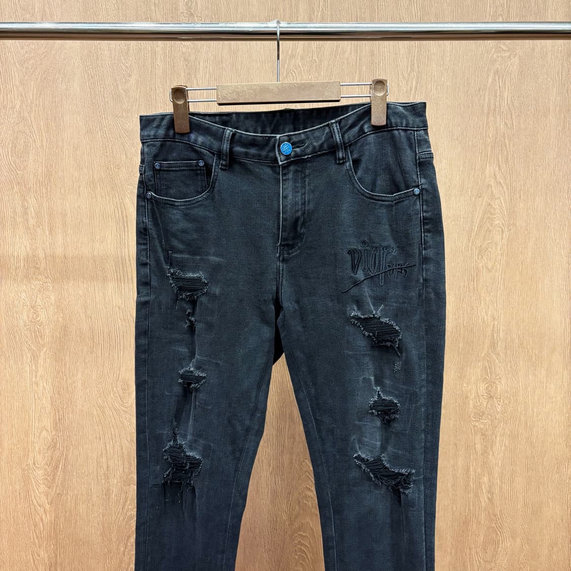 크리스찬 디올 데님 팬츠 디스트로이드 후면 로고 패치 메탈 디테일 블랙 상품이미지4