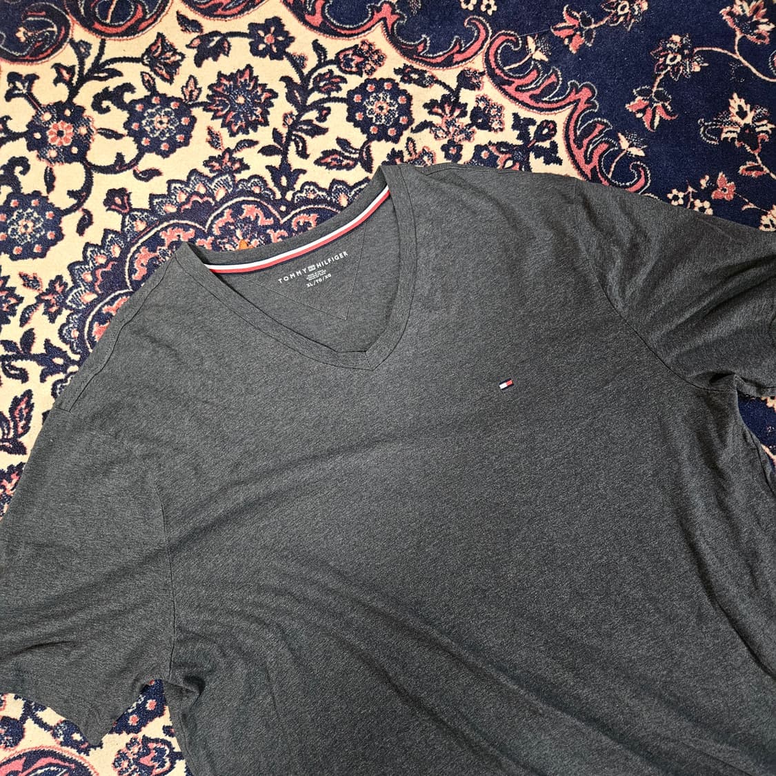 타미힐피거 브이넥 차콜 반팔티셔츠 XL 상품이미지1
