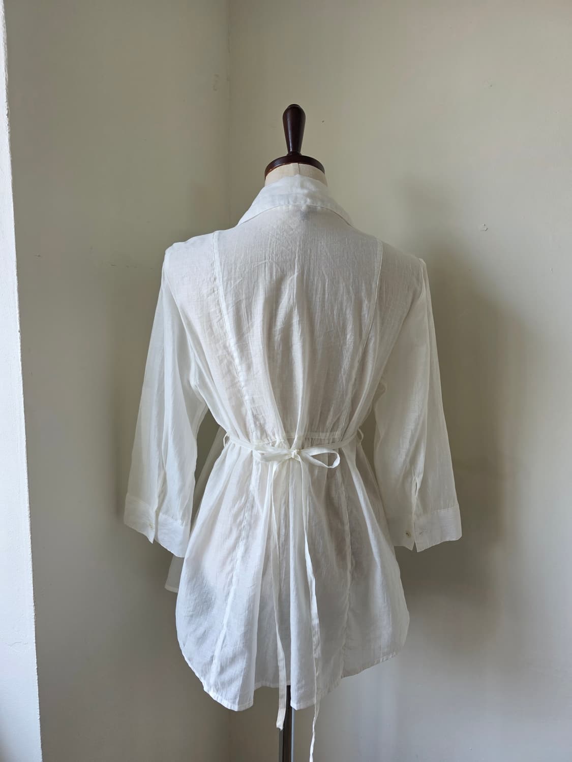 화이트 텐셀 핀턱 롤업 블라우스  상품이미지3