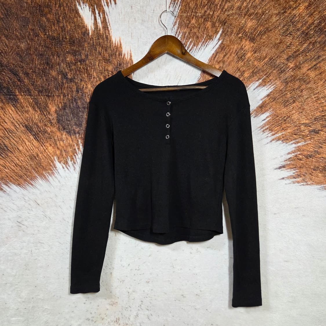 블랙 버튼 유넥 반크롭 슬림핏 롱슬리브 상품이미지1