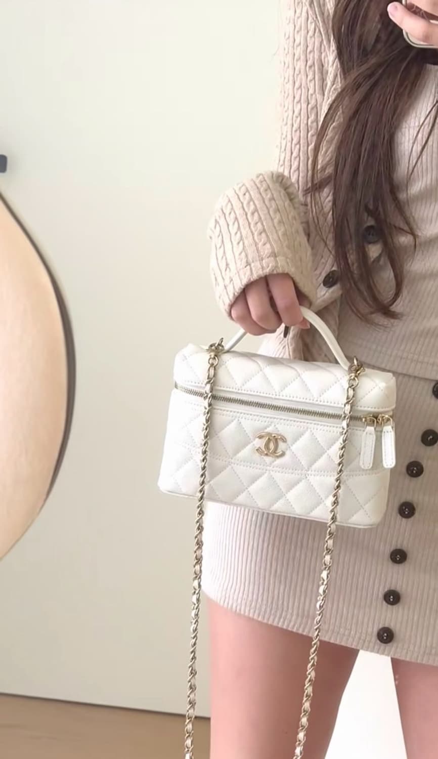  26신상 샤넬VIP 화이트 캐비어 롱 베니티 토드 체인숄더백 상품이미지1