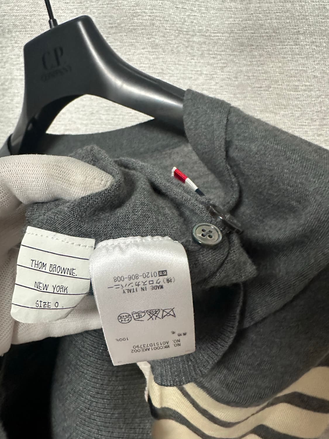 톰브라운 4선완장 울 가디건 그레이 (0) 상품이미지5