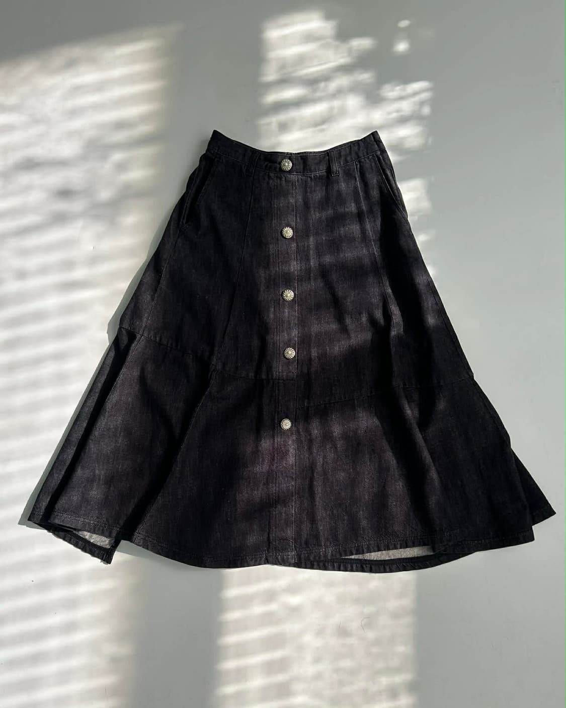 타임 포스트모던 한섬 21년 신형 진주 버튼 플레어 데님 스커트 상품이미지5