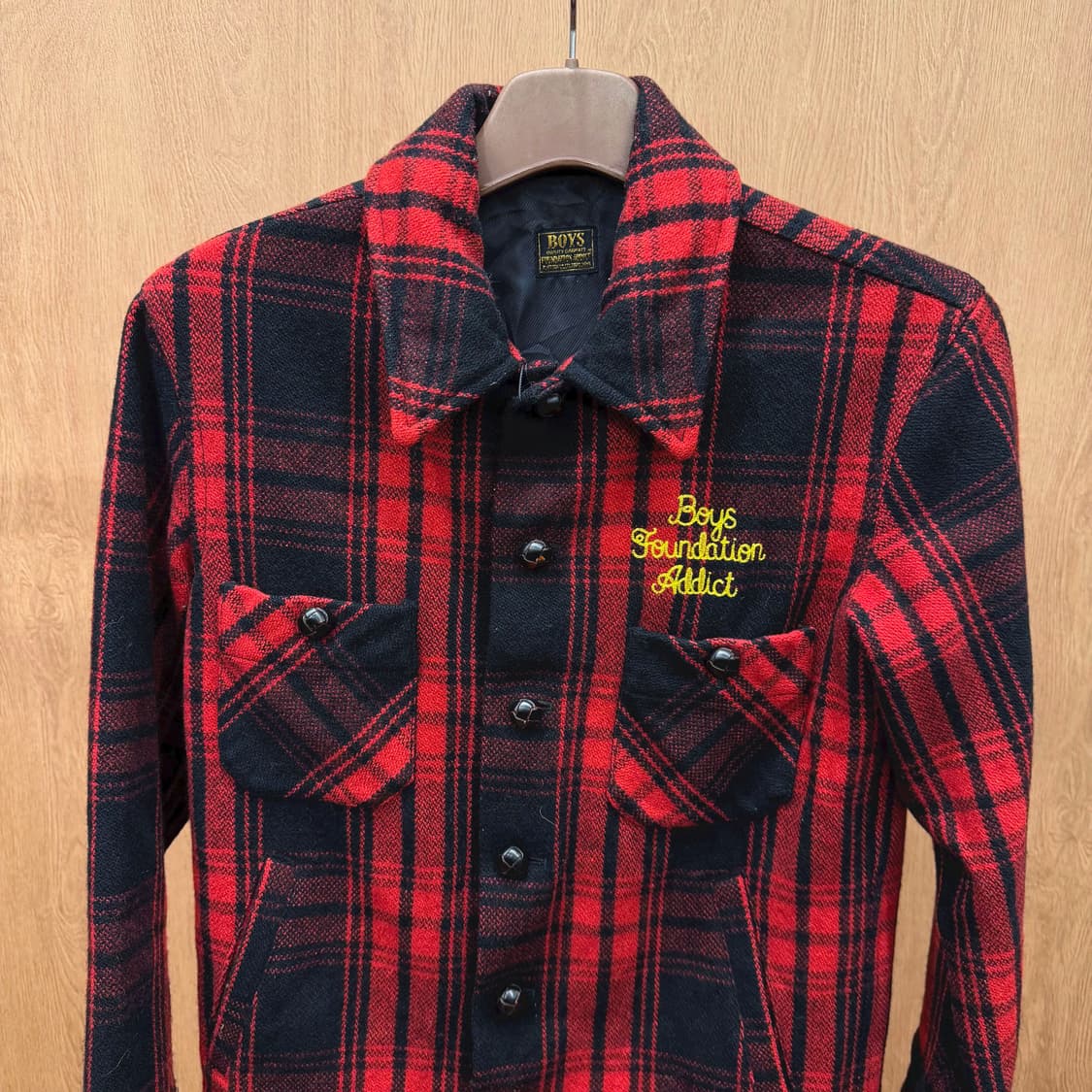 보이즈 파운데이션 울 체크 자켓 로고 자수 디테일 레귤러핏 레드 체크 상품이미지4
