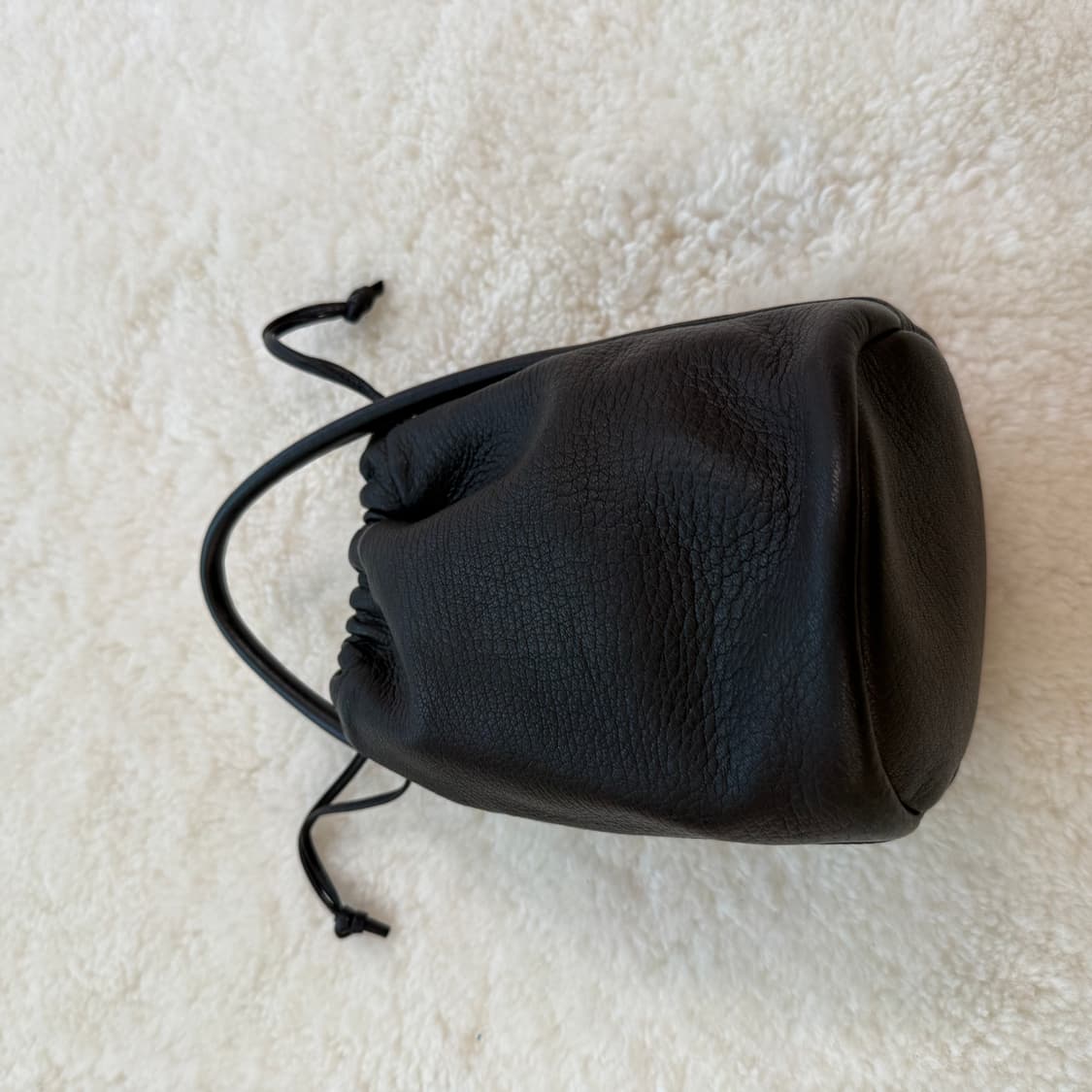 AETA 아에타 블랙 버킷백 복조리백 아모멘토 더로우 사슴가죽 아에타 핸 상품이미지6